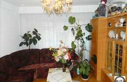 3 camere de vanzare , cu balcon inchis, partial mobilat