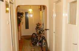 3 camere de vanzare , cu balcon inchis, partial mobilat