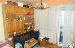 3 camere de vanzare , cu balcon inchis, partial mobilat