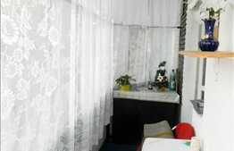 3 camere de vanzare , cu balcon inchis, partial mobilat