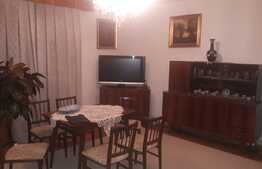 Apartament 3 camere decomandate, etaj intermediar, balcon si garaj in Plopilor 