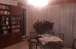 Apartament 3 camere decomandate, etaj intermediar, balcon si garaj in Plopilor 