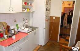 Apartament cu 4 camere, situat la etaj intermediar