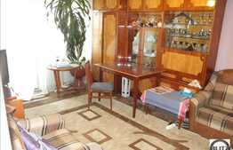 Apartament cu 4 camere, situat la etaj intermediar