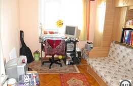 Apartament cu 4 camere, situat la etaj intermediar