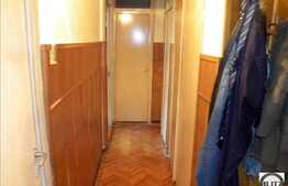 Apartament cu 4 camere, situat la etaj intermediar