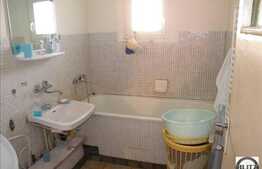 Apartament cu 4 camere, situat la etaj intermediar