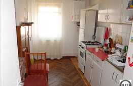 Apartament cu 4 camere, situat la etaj intermediar