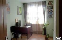 Apartament cu 3 camere, situat la etaj intermediar