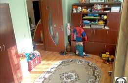 Apartament cu 3 camere, situat la etaj intermediar