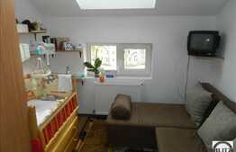 De vanzare mansarda cu 2 camere, 41 mp utili, zona strazii Florilor! Mobilata!