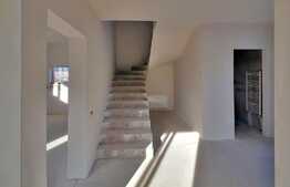 Case individuale in ansamblu, cu panorama excelenta, 170 mp utili, 450 mp teren, utilitati!