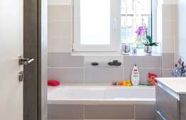 Apartament 2 camere, 65 mp, decomandat, gradina 85 mp, zona Noua