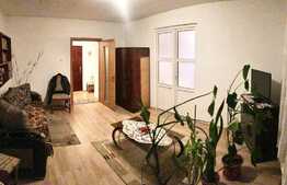 Casa 2 camere, 60mp utili, teren 350mp cota/parte, vecini in curte, zona Stadionul Tineretului, Bartolomeu