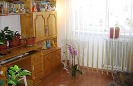 Apartament de vanzare cu 4 camere + loc de parcare, boxa la subsol
