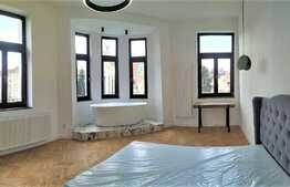 Investitia sigura! Apartament situat in zona centrala, proaspat renovat, cada in dormitor, tavan inalt!