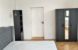 Investitia sigura! Apartament situat in zona centrala, proaspat renovat, cada in dormitor, tavan inalt!