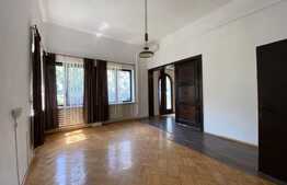 Vila istorica frumos conservata, 104 mp, zona Camerei de Comert