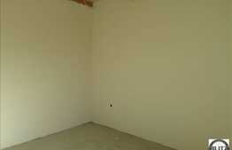 Apartament la mansarda cu 3 camere,  70 mp, decomandat, semifinisat