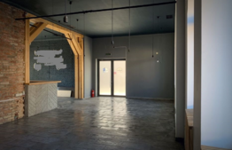 Casa la strada, cu curte de de 1000 mp, ideala pentru activitati comerciale