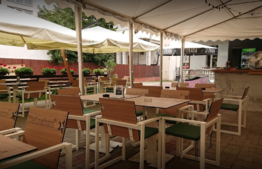 Casa la strada, cu curte de de 1000 mp, ideala pentru activitati comerciale