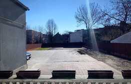 Casa la strada, cu curte de de 1000 mp, ideala pentru activitati comerciale