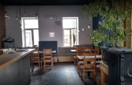 Casa la strada, cu curte de de 1000 mp, ideala pentru activitati comerciale