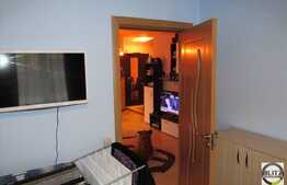 Apartament 3 camere, semidecomandat, 60 mp utili, loc parcare, zona Terra