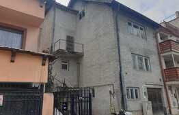 Casa spatioasă la gri, zona centrala, ideală ca proiect de investiții