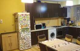 Apartament de 2 camere, parcare,  etaj intermediar, zona strazii Stejarului!