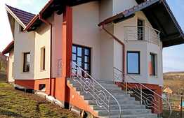 Casa cu CF, garaj, utilitati, teren 930 mp, Exterior Sud!