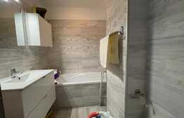 Apartament cu 3 camere, intermediar, zona Petrom 