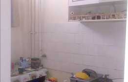 Garsoniera 28 mp utili, decomandat, etaj intermediar, zona strazii Parang!