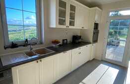 Casa spatioasa, teren 2036 mp, panorama superba, in Campenesti