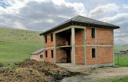 De vanzare casa la rosu, 130 mp , teren 1000 mp, Exterior Est!