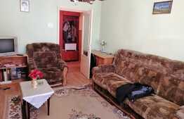 Apartament 2 camere decomandate, etaj intermediar Intre Lacuri