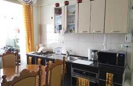 2 camere, 59 mp, 2 balcoane, etaj intermediar! Zona strazii Florilor