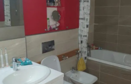  2 camere, mobilat si utilat, loc de parcare, zona Grand Hotel!