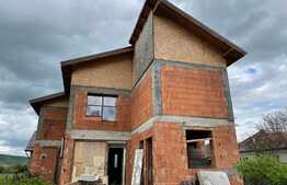 Casa la rosu de vânzare, 180 mp , 477  teren, utilitati , Luna de Sus 