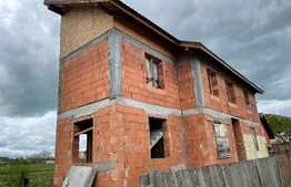 Casa la rosu de vânzare, 180 mp , 477  teren, utilitati , Luna de Sus 