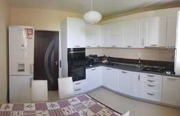 Apartament amenajat modern cu 2 camere decomandate si parcare