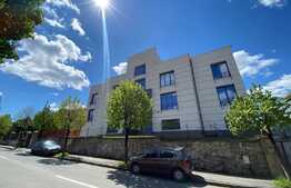 Cladire emblematica, 1760 mp, finisaje de exceptie, ideal scoala, spital, universitate