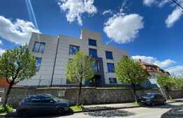 Cladire emblematica, 1760 mp, finisaje de exceptie, ideal scoala, spital, universitate