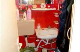 Vanzare apartament 4 camere, 70 mp utili, boxa la subsol, zona buna!