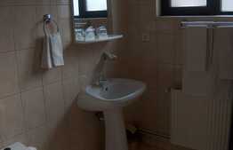 Casa de 2 etaje, 10 camere, pretabil pentru grup sau muncitori, zona Astra