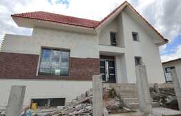 Casa cu piscina interioara, 270 mp utili, finisata.