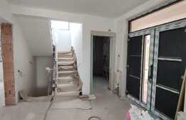 Casa cu piscina interioara, 270 mp utili, finisata.