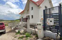 Casa cu piscina interioara, 270 mp utili, finisata.