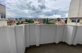 Apartament de 3 camere, decomandat, 70 mp, 3 balcoane, zona strazii Cipariu