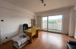 Apartament de 3 camere, decomandat, 70 mp, 3 balcoane, zona strazii Cipariu